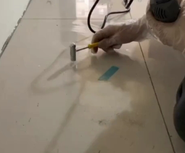 秦都瓷砖开裂维修公司专业分享瓷砖在铺贴前如果没有沥干水分，将会导致以下问题